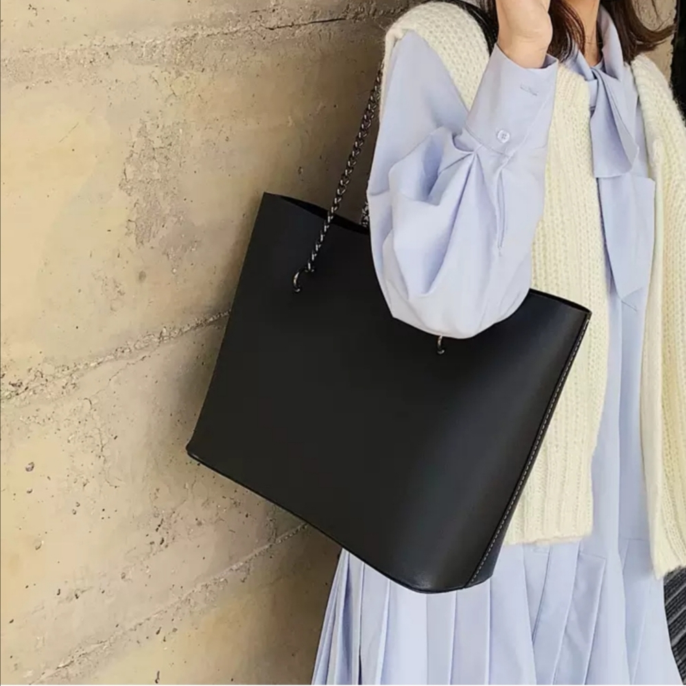 Chic work bag in black